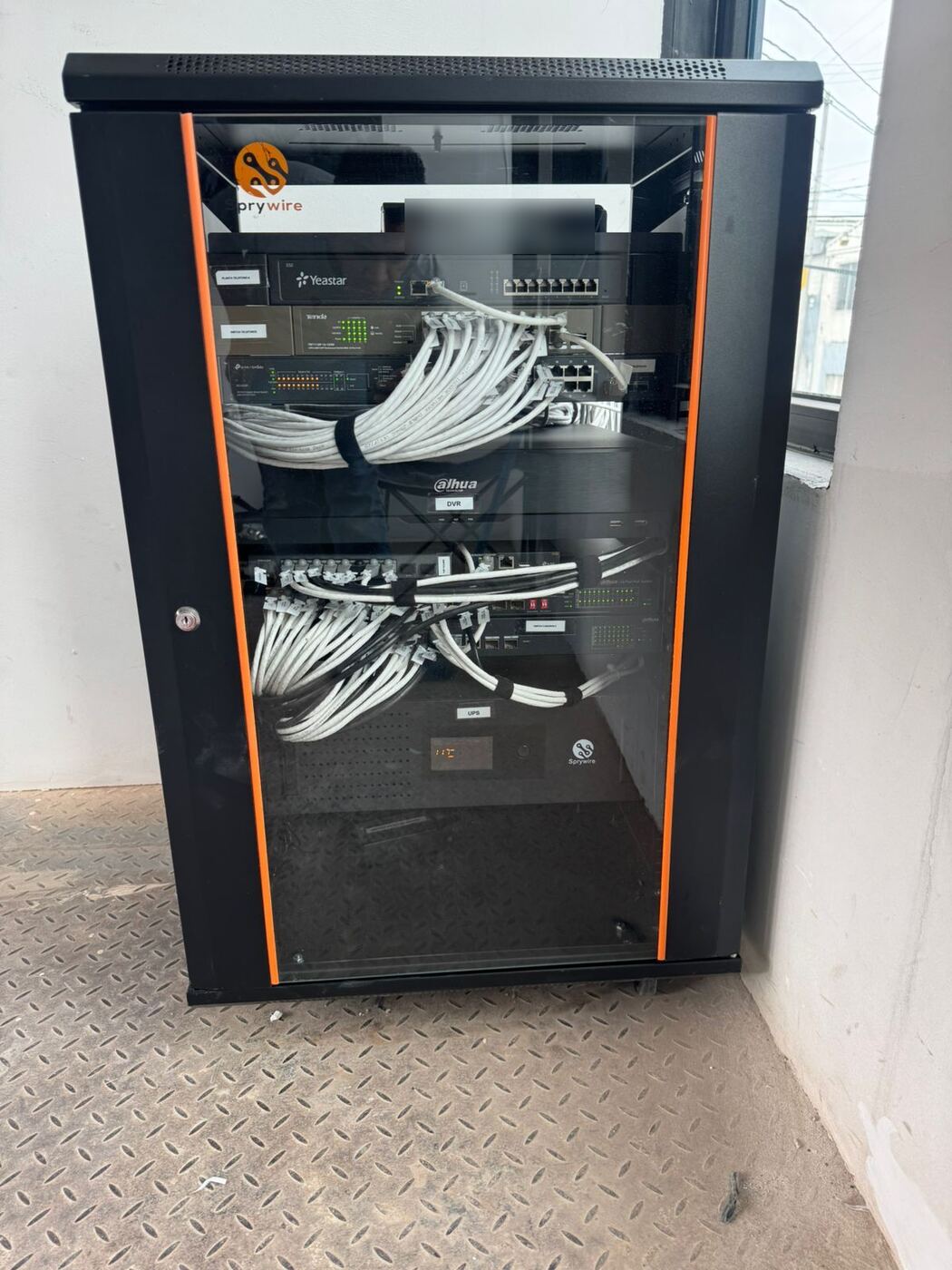 El mismo gabinete ordenado y etiquetado